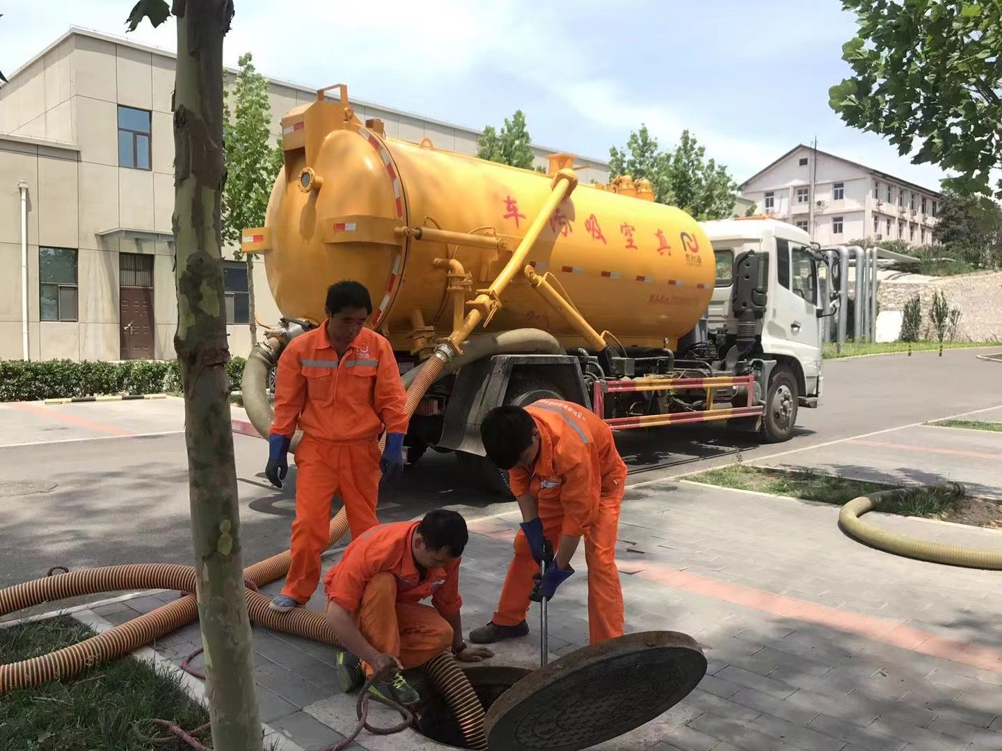 雨花管道疏通车停在窨井附近