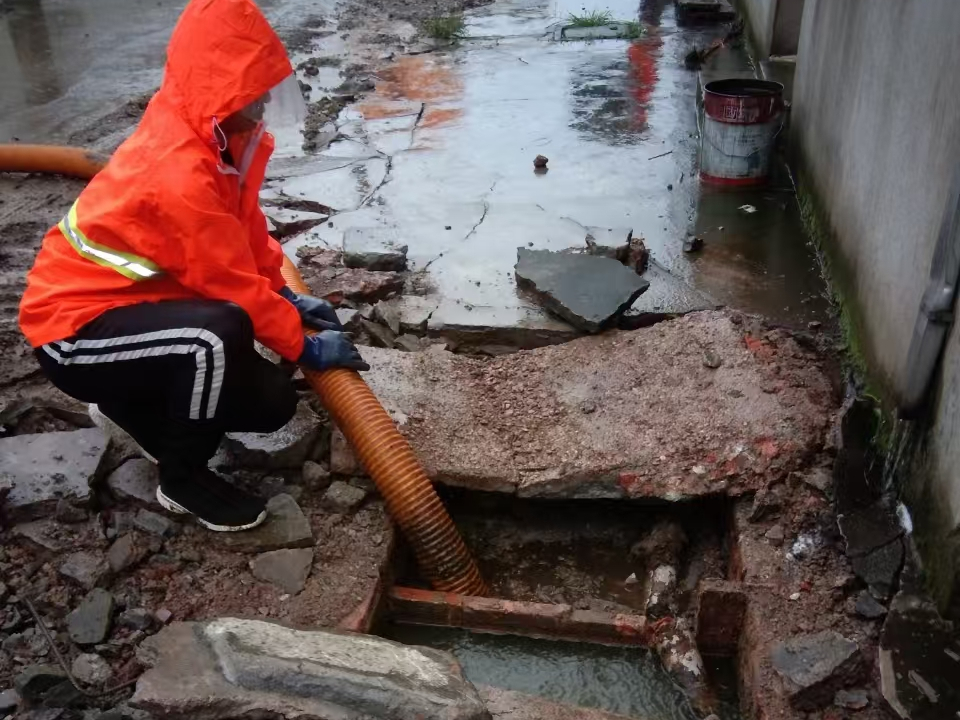 雨花专业清理污水池 炜誉市政以规范流程守护城市 “肠道”