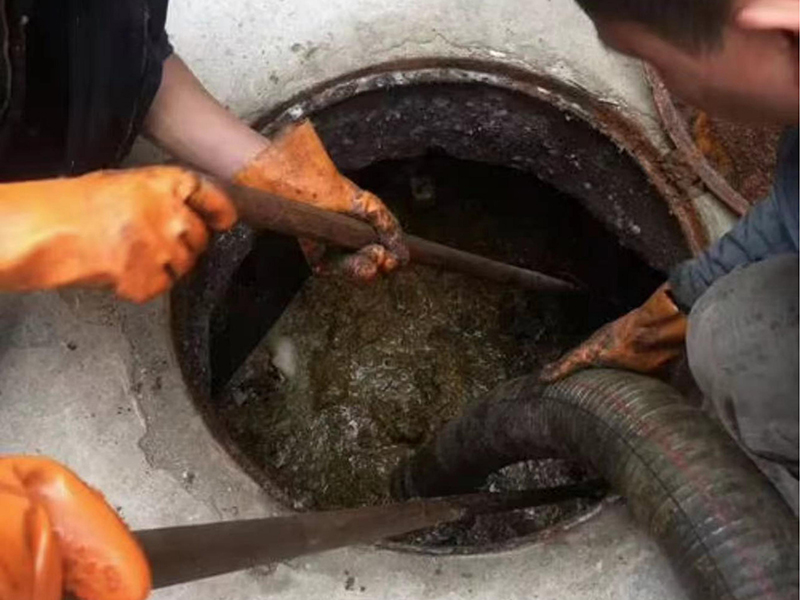 雨花清理化粪池时如何避免沼气的危害?